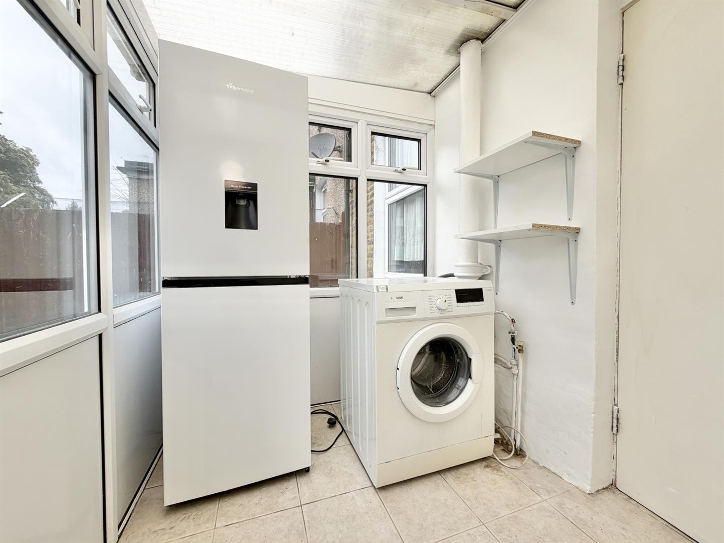 3 bed property in Paisley Road, London